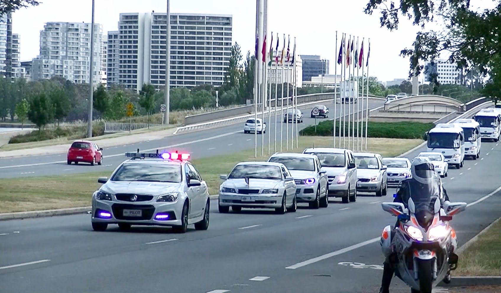 Hollande in Nexonia: President Hollande aangekomen in The Capital City
