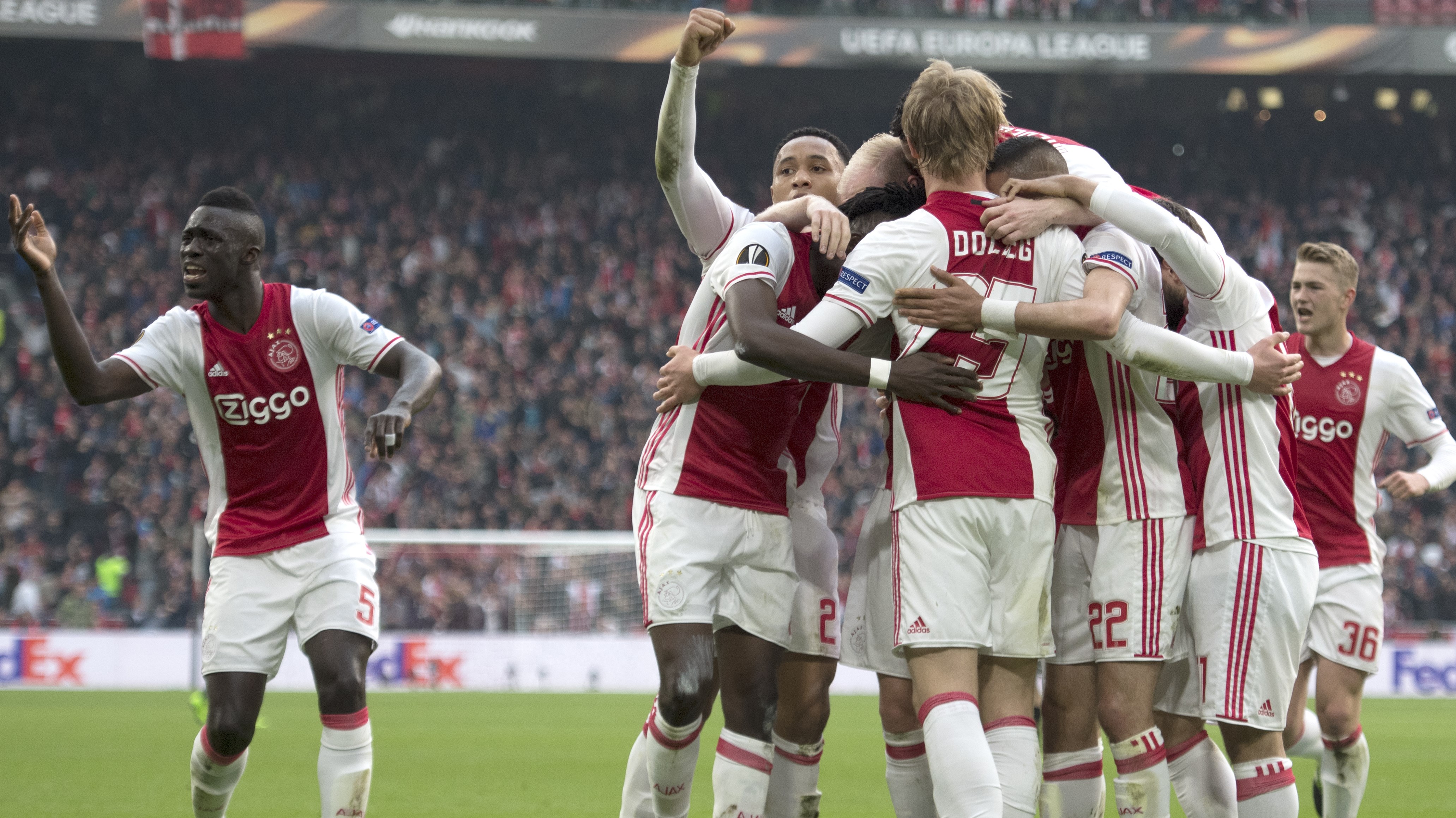 Ajax wint van FC Paierm