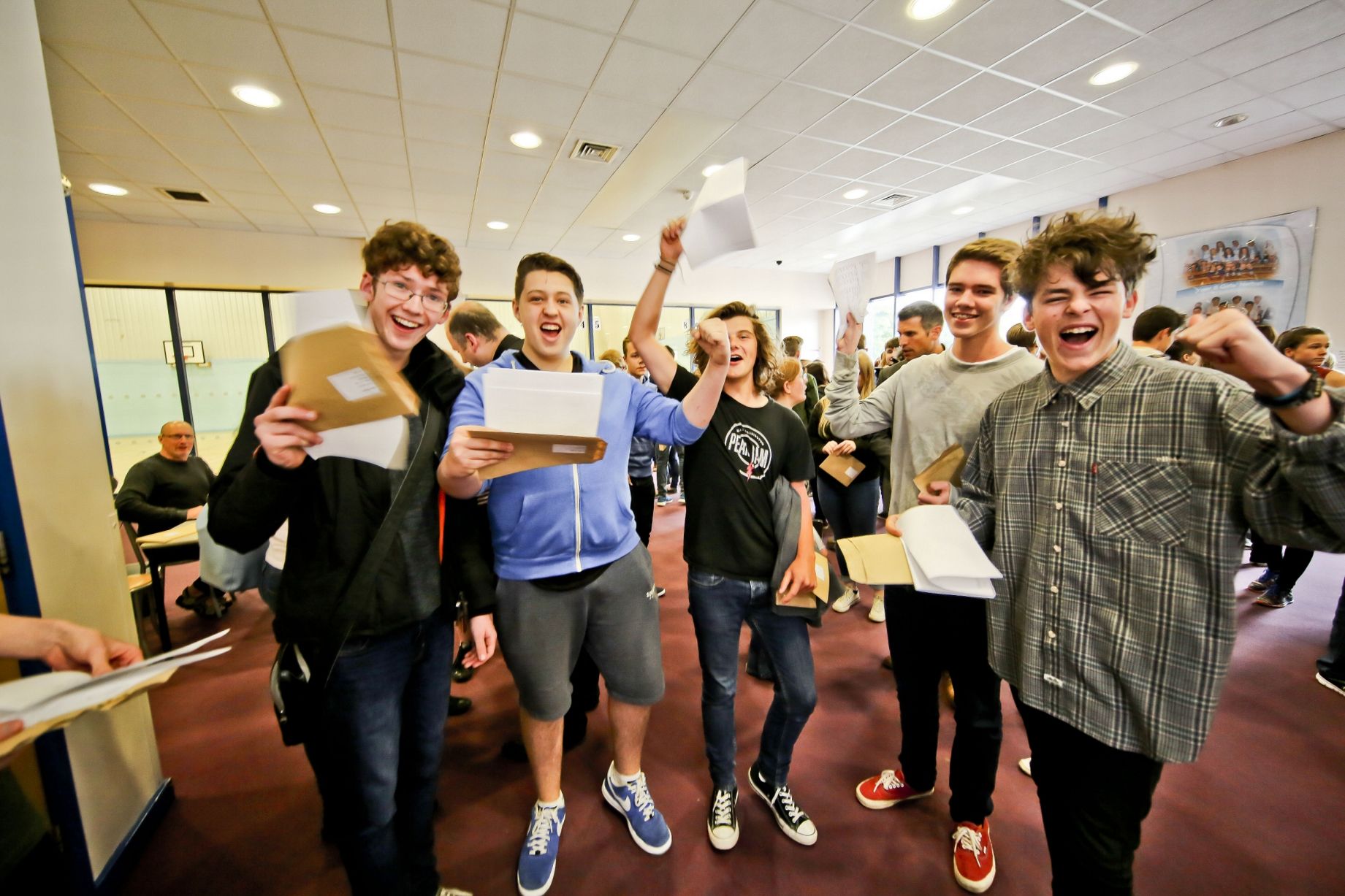 Eindexamens: 1138 leerlingen maken examen foutloos in Pitera