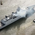 Nexoniaans marineschip vuurt eresalvo af voor overleden prins Philip.